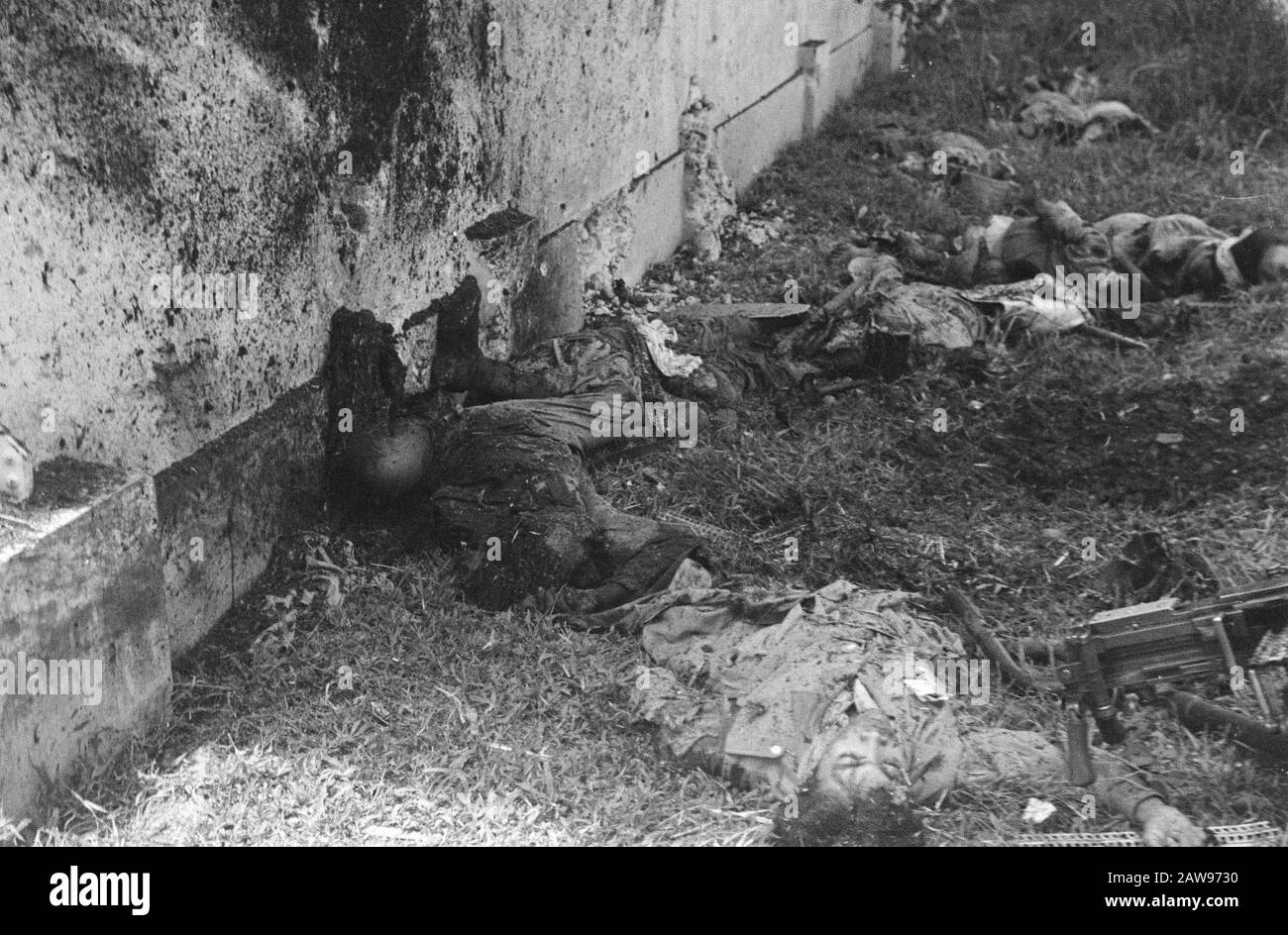 Action Medan (III) Medan: Un pistolet mécanique a été trouvé à un tour de la route. Les tanks attaqués, et plus tard prouvé que de nombreux extrémistes ici ont été en désaccord. Deux Japonais ont été trouvés parmi les morts, tandis qu'un tiers a été capturé. Nous voyons ici les effets terribles du canon à armure, qui a tiré une grenade, qui a apparemment fini dans une boîte de munitions. Annotation : Djk Date : Juillet 1947 Lieu : Indonésie, Antilles Orientales Néerlandaises, Sumatra Banque D'Images