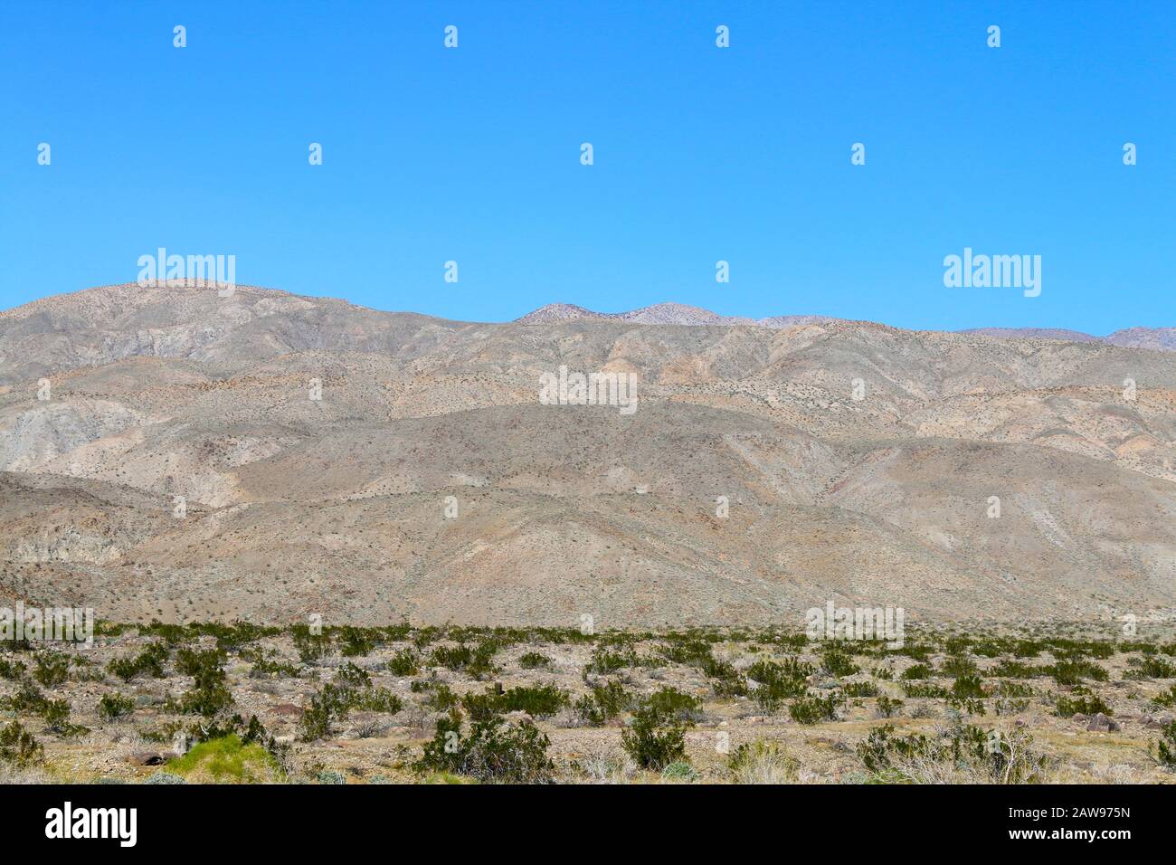 un ciel bleu et des montagnes du désert à proximité Banque D'Images