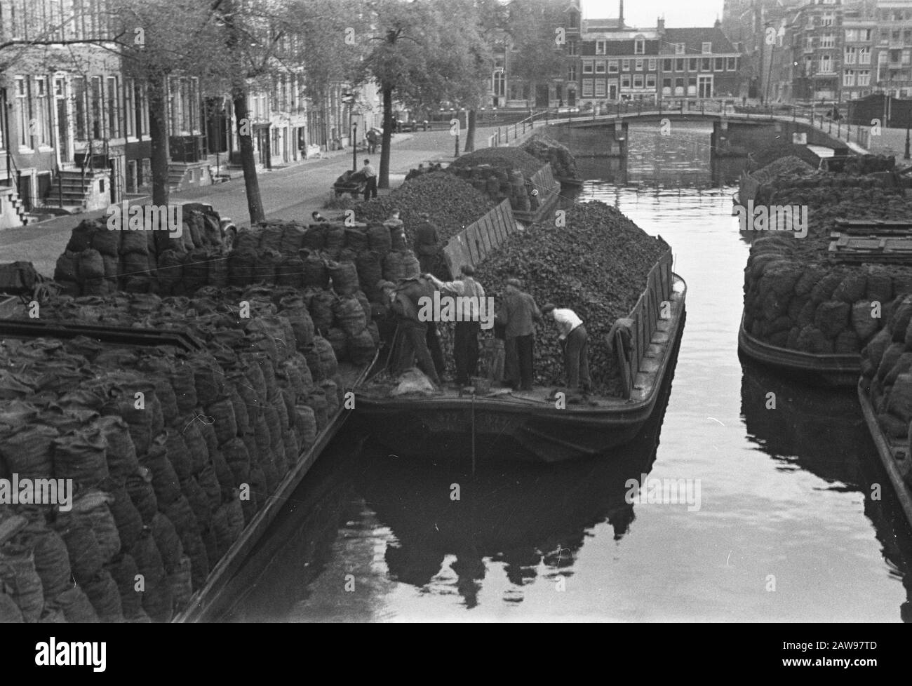 Approvisionnement en charbon à Amsterdam Date: 1945 lieu: Amsterdam, Noord-Holland mots clés: Centrales à charbon WWII Banque D'Images
