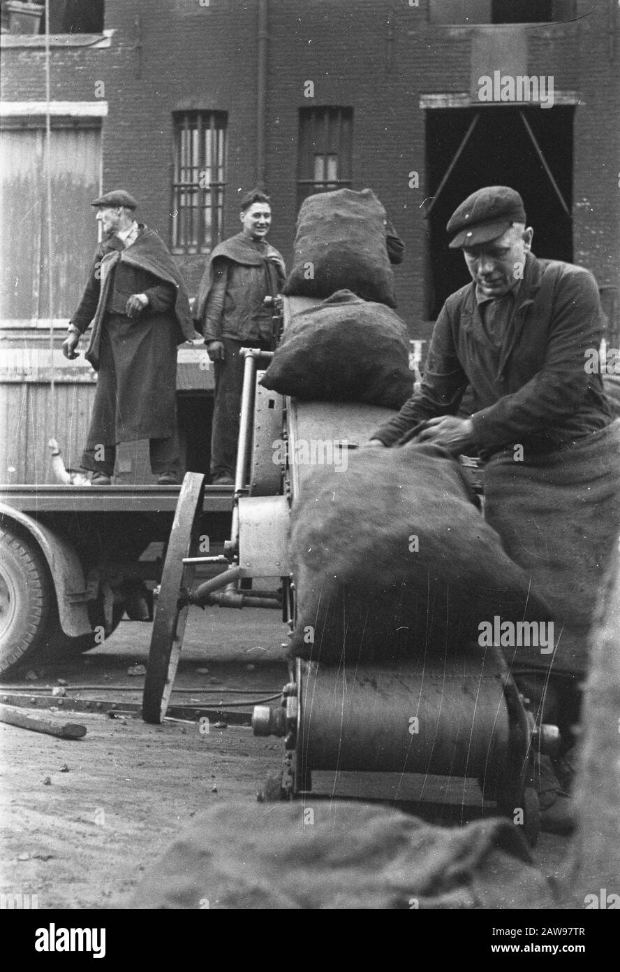 Approvisionnement en charbon à Amsterdam Date: 1945 lieu: Amsterdam, Noord-Holland mots clés: Centrales à charbon WWII Banque D'Images
