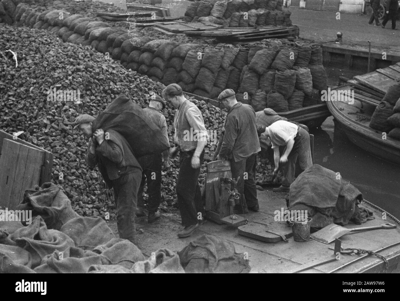 Approvisionnement en charbon à Amsterdam Date: 1945 lieu: Amsterdam, Noord-Holland mots clés: Centrales à charbon WWII Banque D'Images