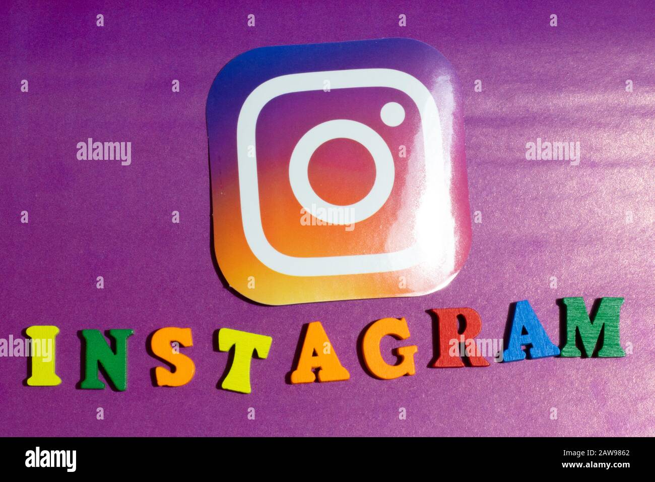 Los Angeles, Californie, États-Unis - 25 janvier 2020: Icône du logo Instagram sur fond mauve, éditorial illustratif Banque D'Images