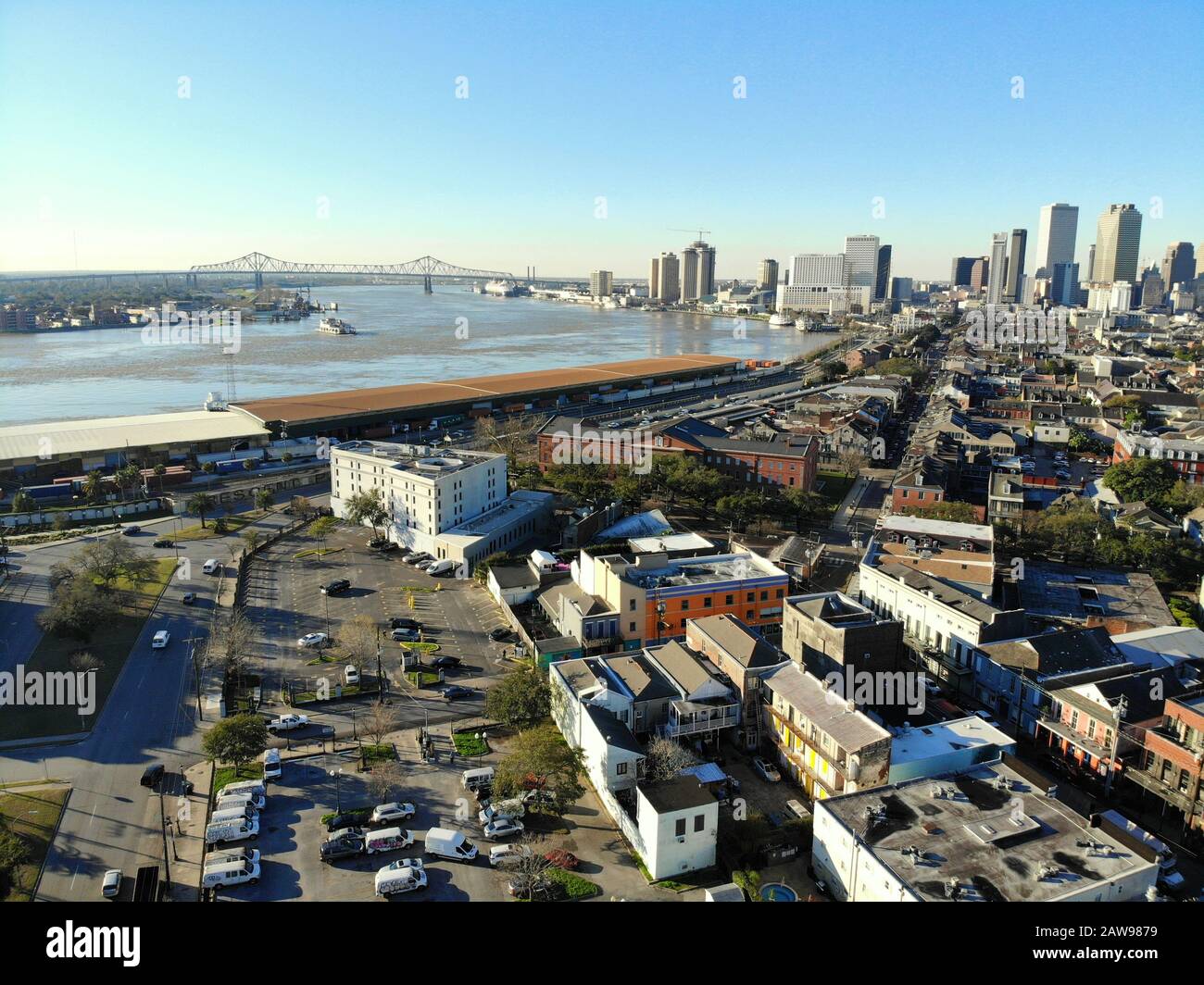 La Nouvelle-Orléans, Louisiane, U.S.A - 7 février 2020 - la vue aérienne des bâtiments du quartier français et du fleuve Mississippi Banque D'Images
