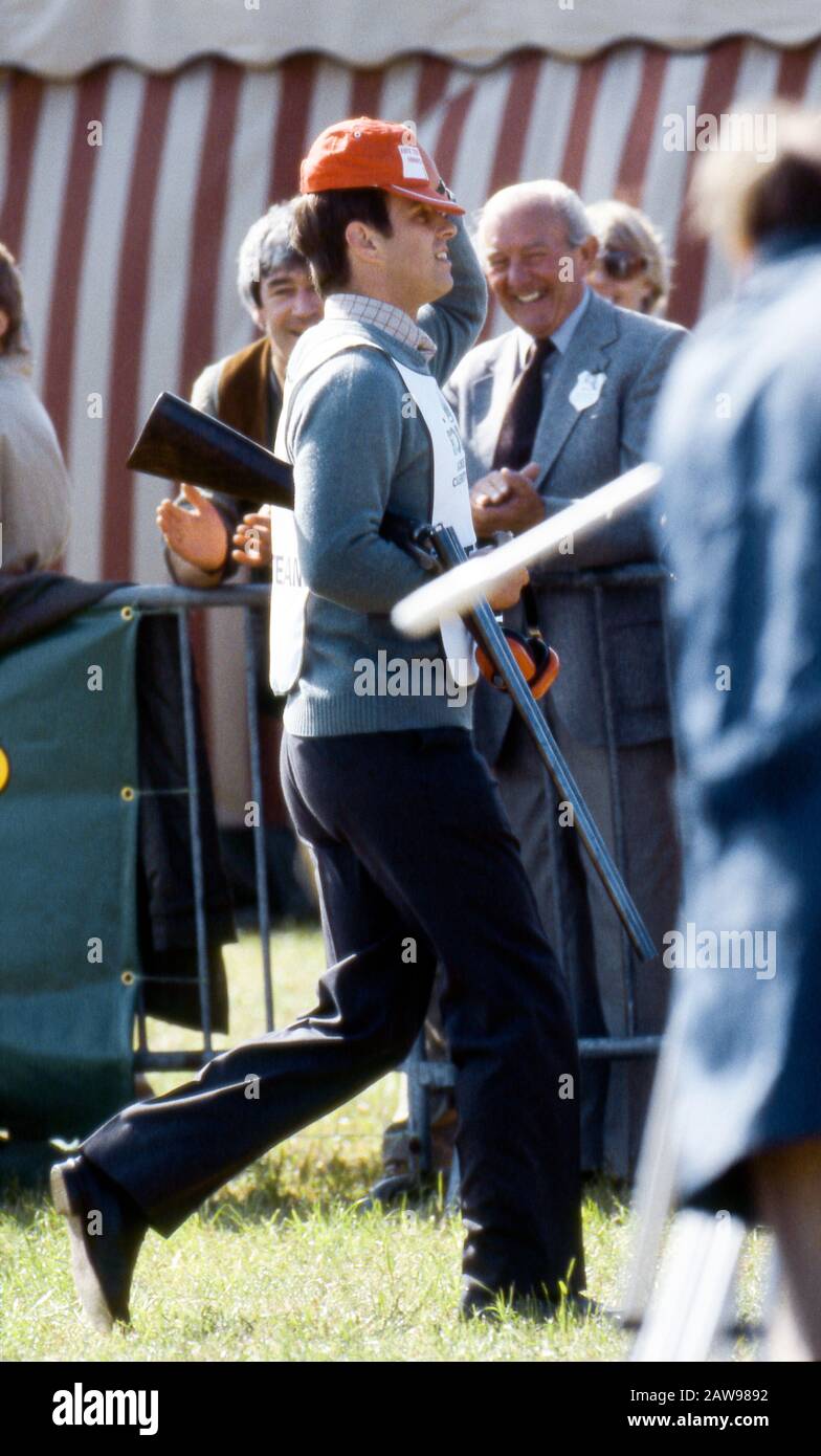 HRH le prince Andrew se lance avec son chapeau lors d'un concours de tir à Chester, en Angleterre, le 1984 juillet Banque D'Images