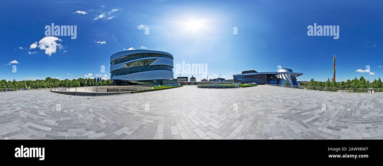 Stuttgart, ALLEMAGNE - 19 mai: Panorama du musée "Mercedes-Benz Welt" le 19 mai 2009 à Stuttgart, Allemagne. Le musée accueille plusieurs exhib spéciaux Banque D'Images