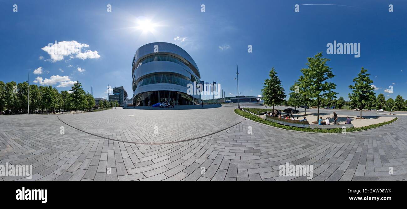 Stuttgart, ALLEMAGNE - 19 mai: Panorama du musée "Mercedes-Benz Welt" le 19 mai 2009 à Stuttgart, Allemagne. Le musée accueille plusieurs exhib spéciaux Banque D'Images