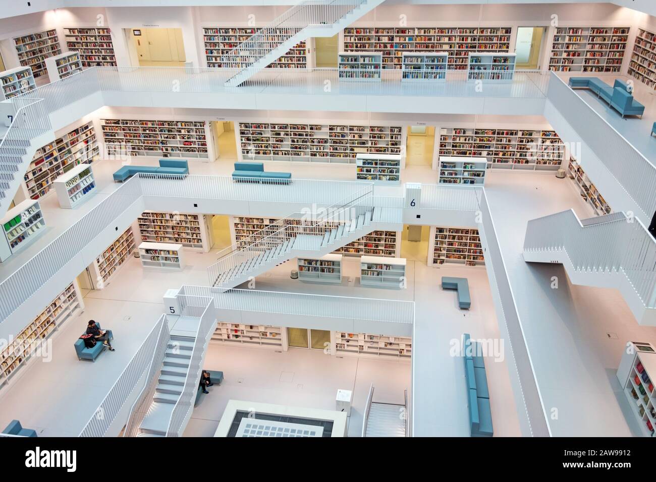 Stuttgart, Allemagne - 17 Mars 2014 : La Bibliothèque De Stuttgart City Conçue Par Eun, Young, Yi. Il fournit plus de 500.000 livres. Vue depuis le niveau supérieur Banque D'Images