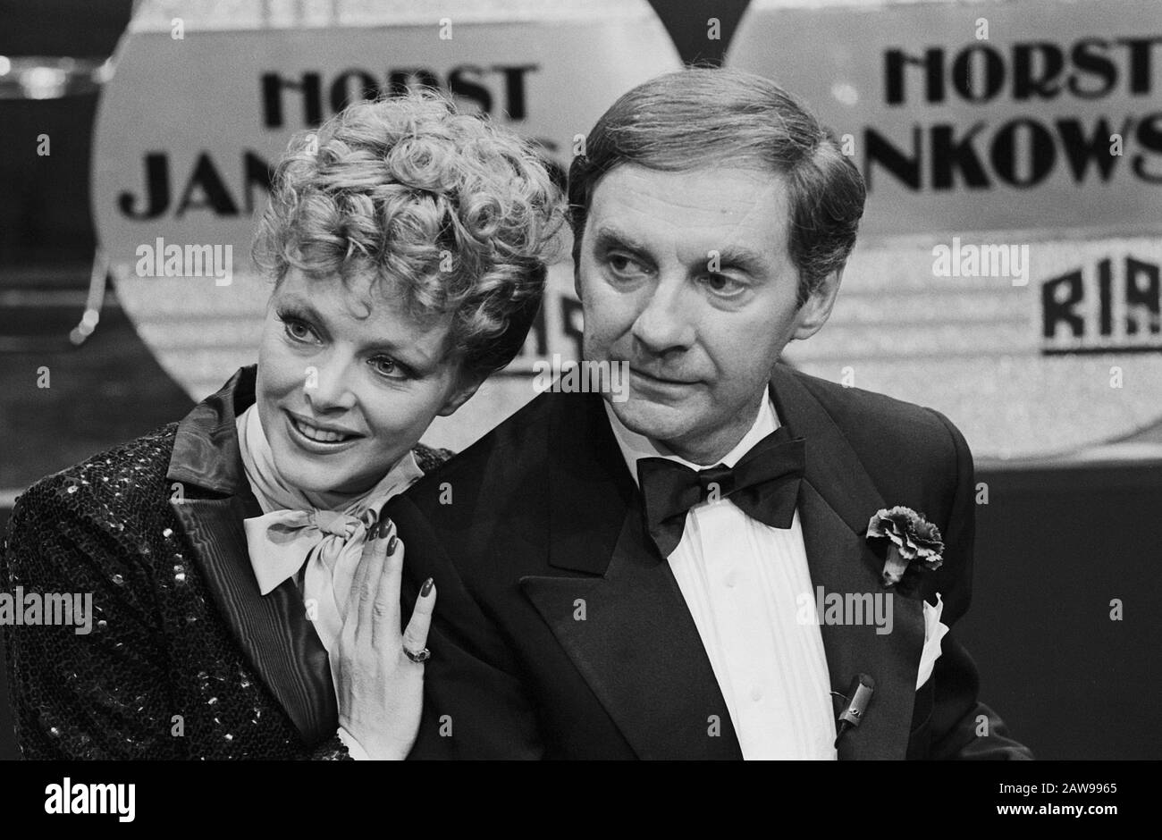 Harald Juhnke, deutscher Schauspieler, Sänger und Entertainer, mit Kollegin Barbara Schöne, Deutschland um 1980. Acteur, chanteur et artiste allemand Harald Juhnke, avec Barbara Schoene, Allemagne vers 1980. Banque D'Images