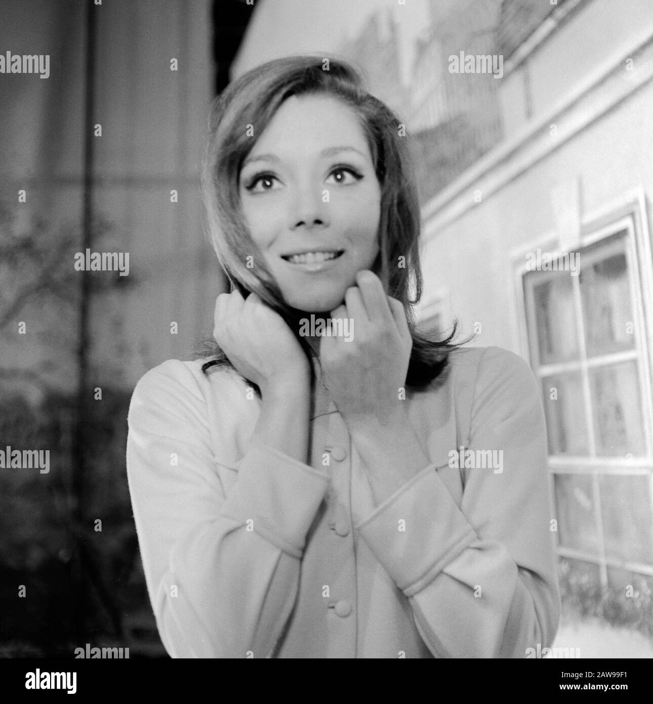 Diana Rigg, britische Schauspielrin, bekannt aus der Fernsehserie 'it Schirm, charme und Melone', à Hambourg; Deutschland um 1966. L'actrice britannique Diana Rigg, connue de la série télévisée "Les Avengers", à Hambourg, en Allemagne vers 1966. Banque D'Images