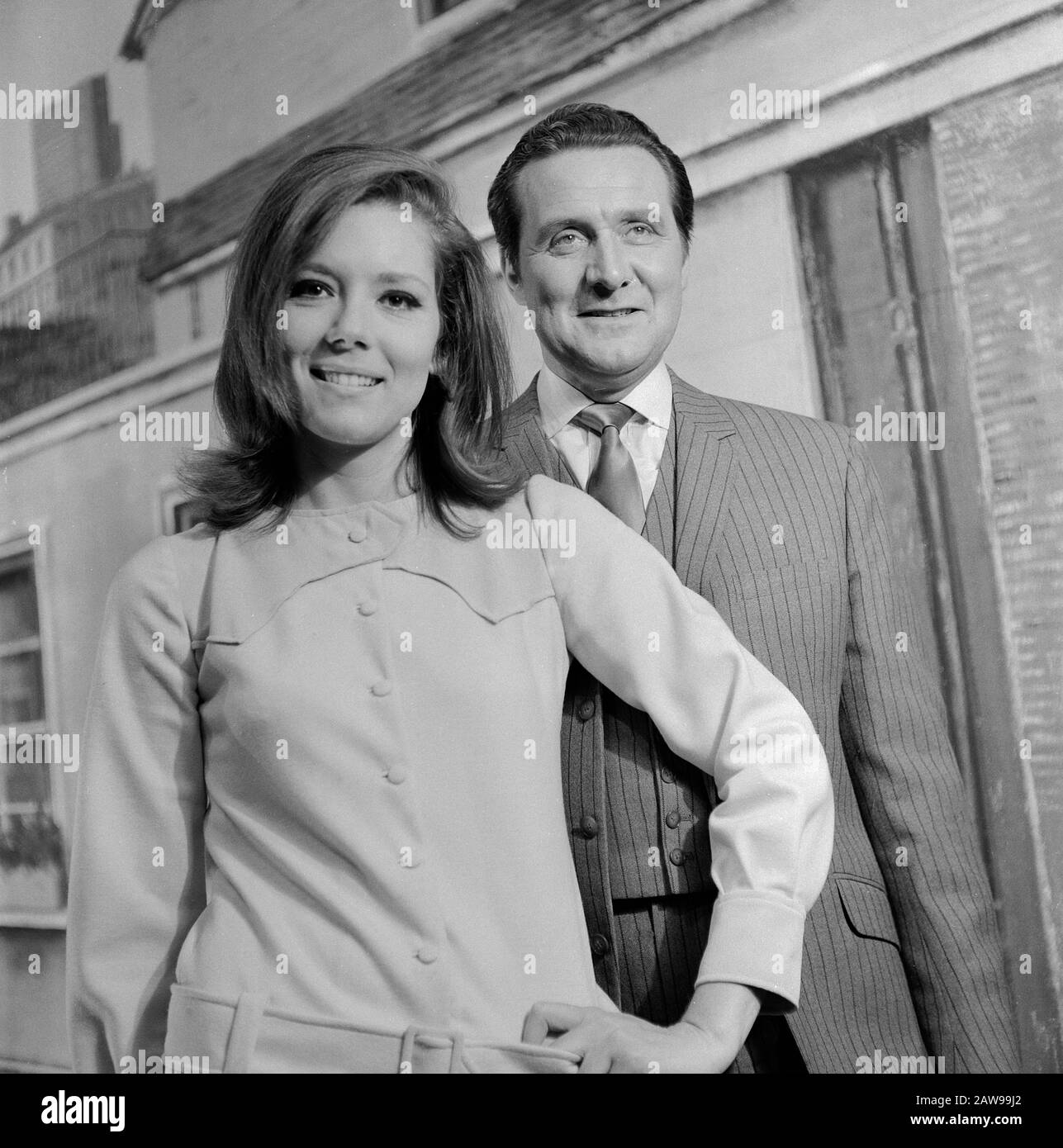 Diana Rigg und Patrick Macnee, britische Schauspieler, bekannt aus der Fernsehserie 'it Schirm, charme und Melone', à Hambourg; Deutschland um 1966. Les acteurs britanniques Diana Rigg et Patrick Macnee, connus de la série télévisée "Les Avengers", à Hambourg, en Allemagne vers 1966. Banque D'Images