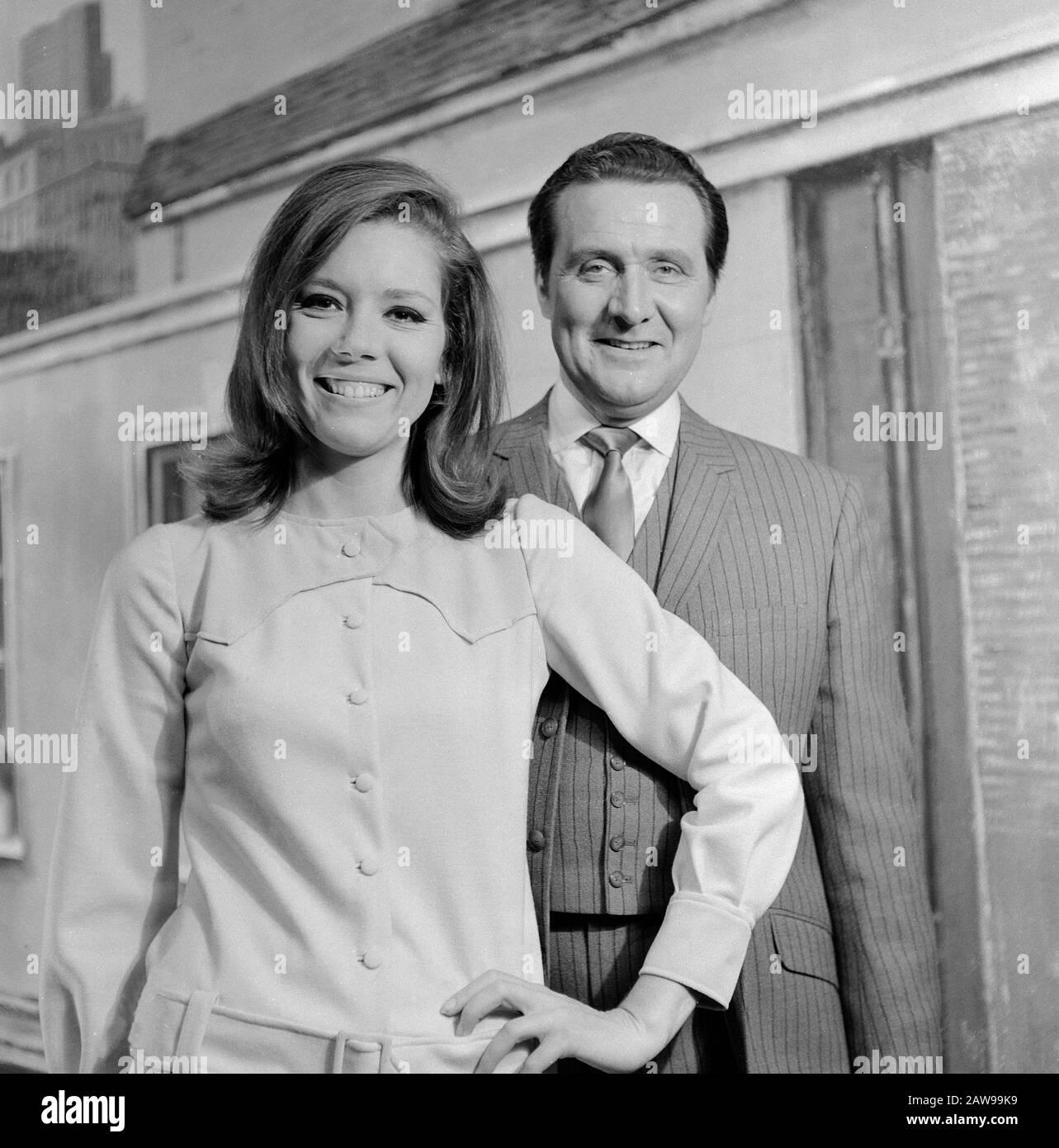 Diana Rigg und Patrick Macnee, britische Schauspieler, bekannt aus der Fernsehserie 'it Schirm, charme und Melone', à Hambourg; Deutschland um 1966. Les acteurs britanniques Diana Rigg et Patrick Macnee, connus de la série télévisée "Les Avengers", à Hambourg, en Allemagne vers 1966. Banque D'Images