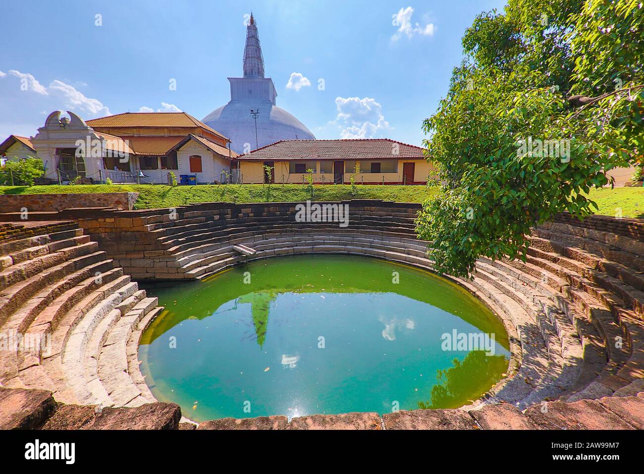 Stupa historique et sa citerne d'eau à Anuradhapura, Sri Lanka Banque D'Images