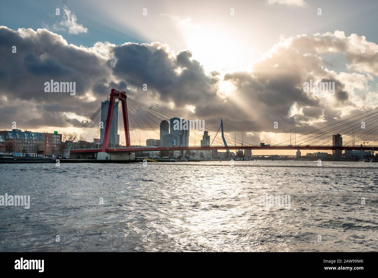 Paysage urbain à Rotterdam, magnifiques nuages et soleil dans le ciel, gratte-ciel et bâtiments modernes et Erasmus et Willemsbridge au-dessus du New Maas Banque D'Images