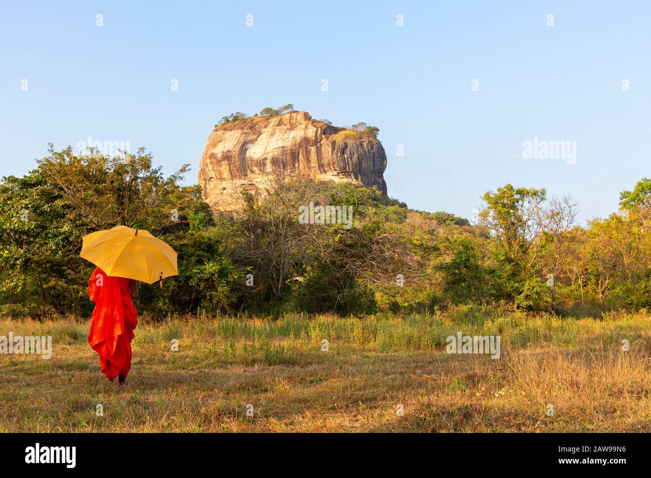 Moine avec le Sigiriya Rock en arrière-plan au Sri Lanka Banque D'Images