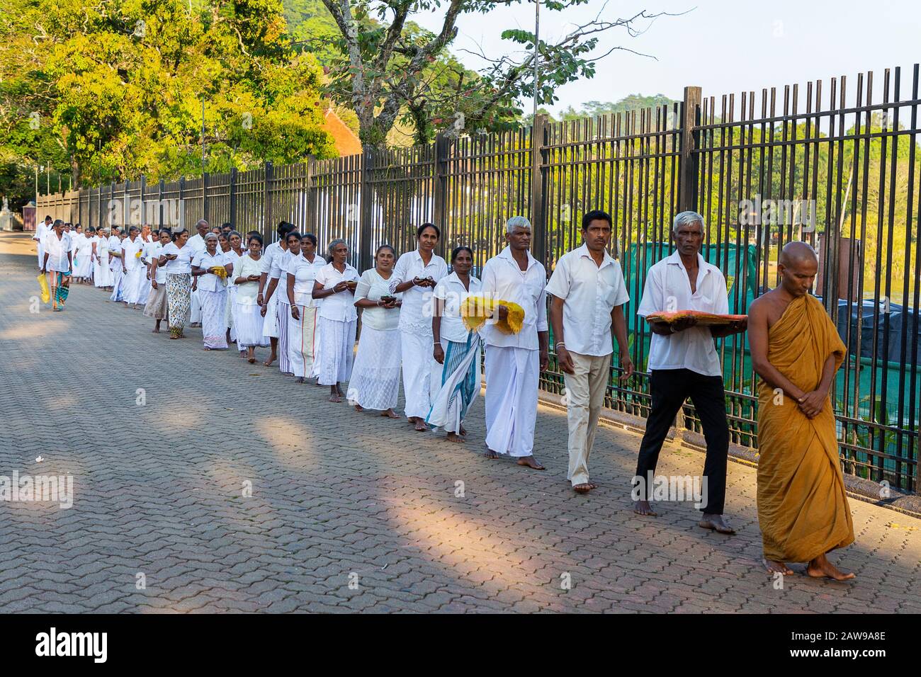 Procession de la population locale transportant des offrandes au Temple de la dent relique, à Kandy, Sri Lanka Banque D'Images