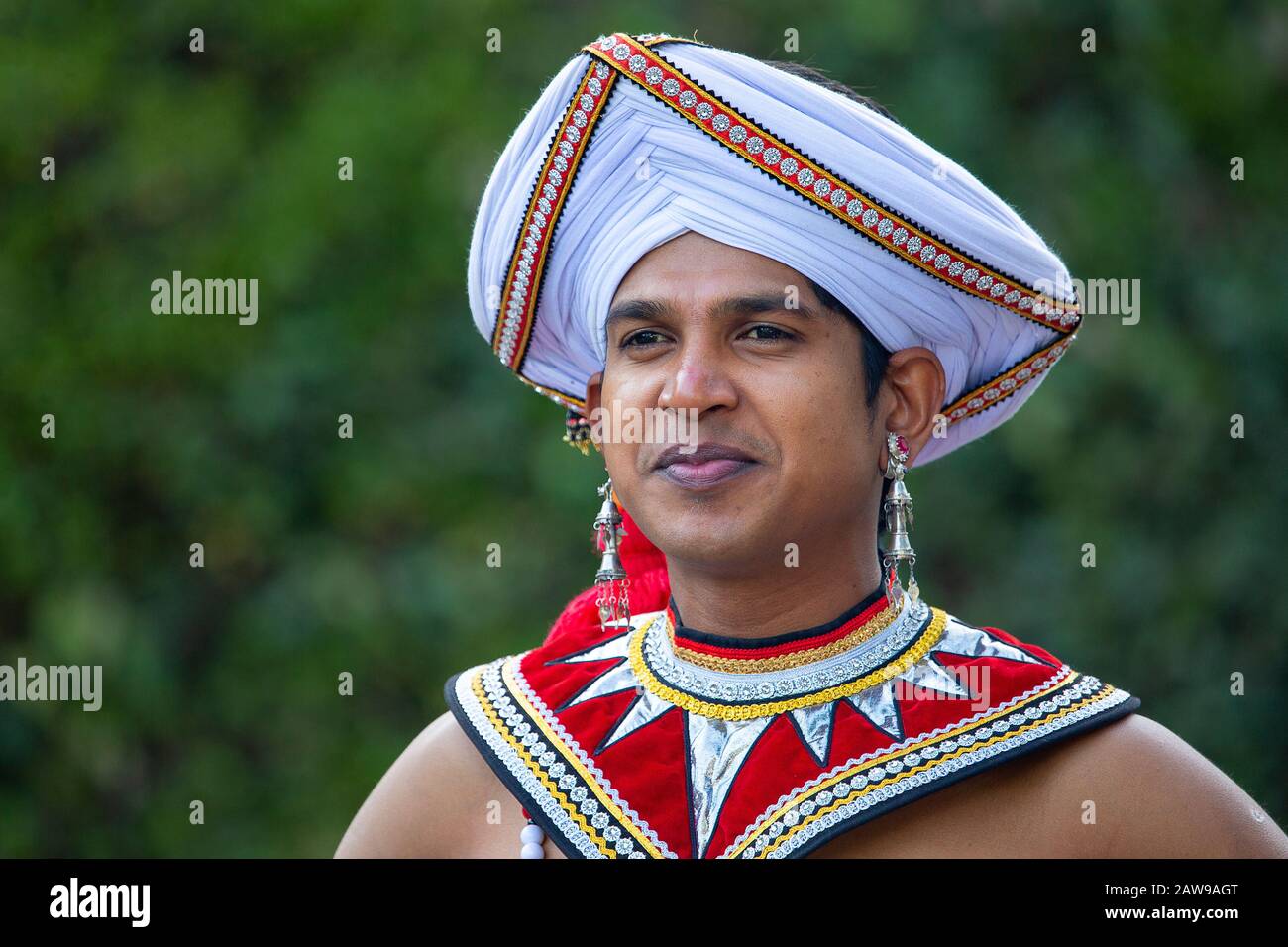 Danseuse locale en costumes traditionnels à Kandy, Sri Lanka Banque D'Images