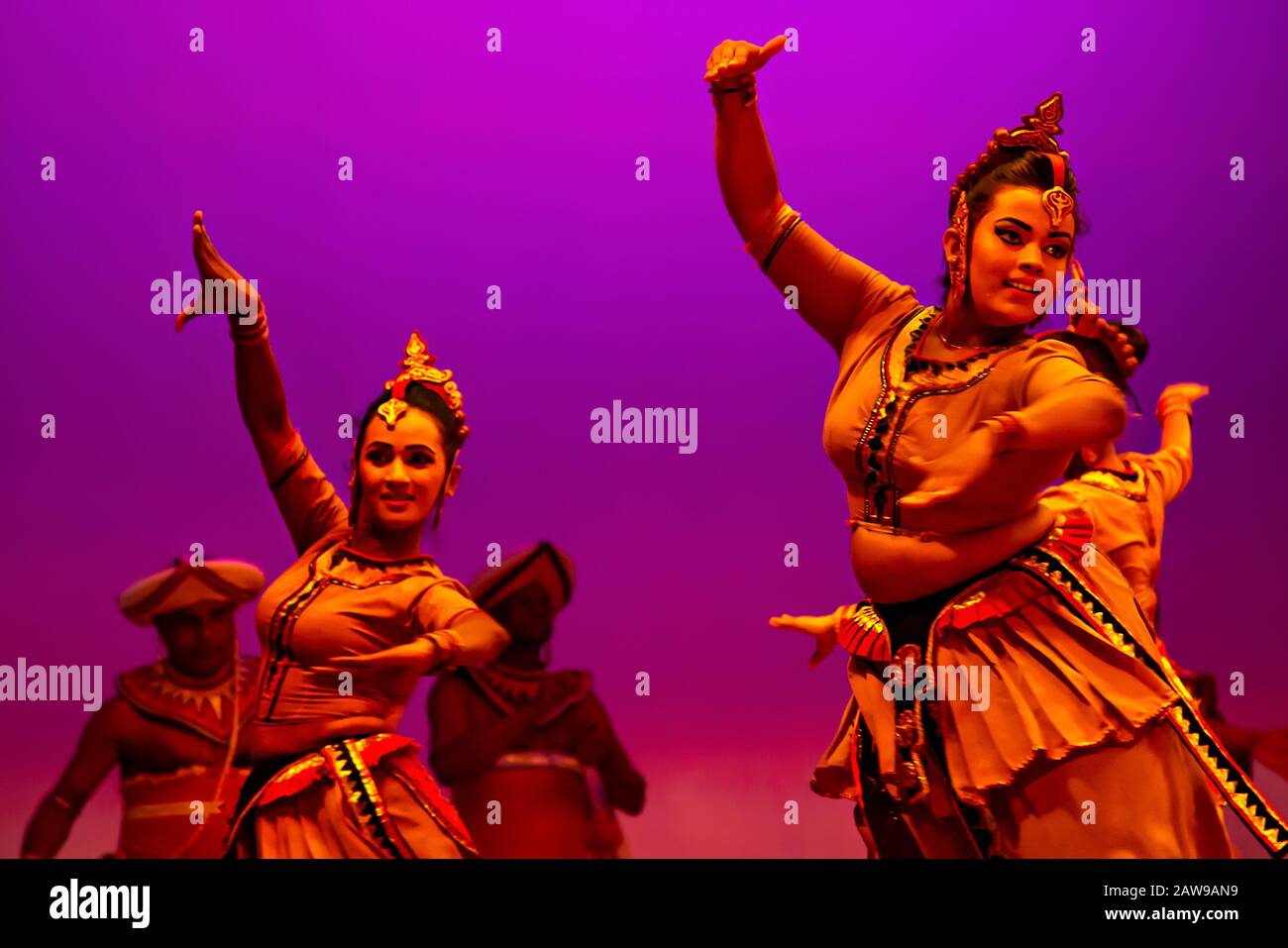 Danseurs locaux en costumes traditionnels à Kandy, Sri Lanka Banque D'Images