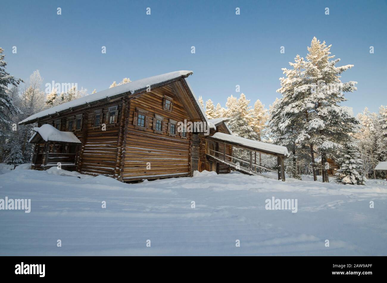 Musée de l'architecture en bois 'Mall Korely'. Maisons de village en bois dans la forêt d'hiver. Russie, région d'Arkhangelsk Banque D'Images