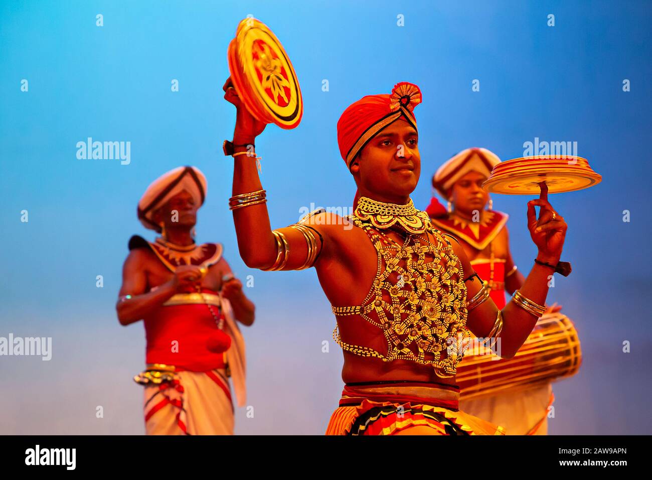 Danseurs locaux en costumes traditionnels à Kandy, Sri Lanka Banque D'Images