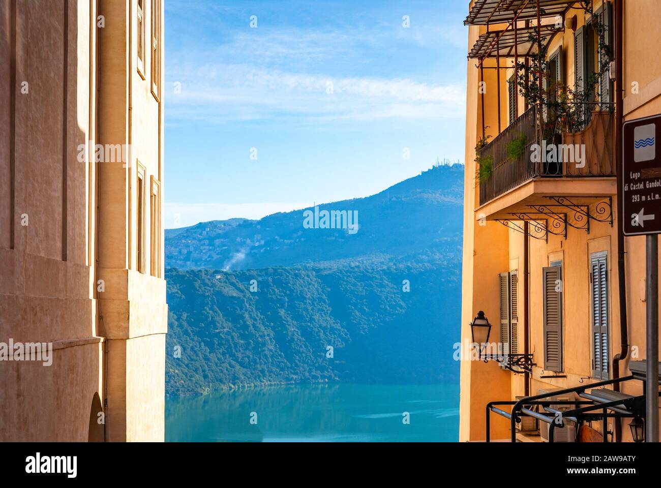 La vue panoramique, à Castel Gandolfo, avec le lac d'Albano, dans la province de Rome, Latium, Italie centrale. Banque D'Images