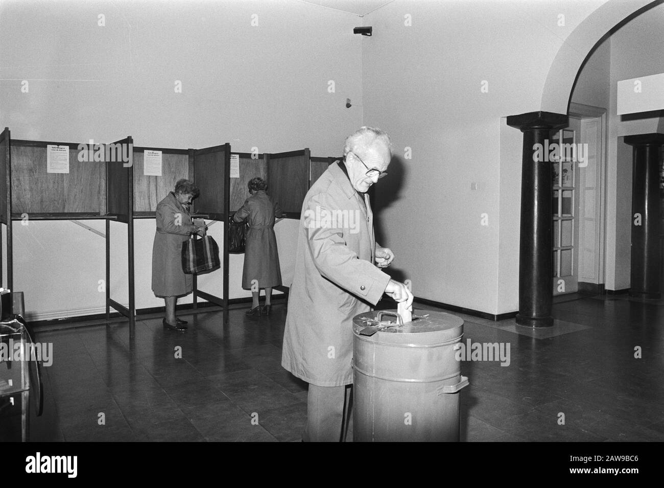 Élections locales à l'occasion de la réorganisation municipale dans le Limbourg Limbourg lors des sondages à Sittard Date: 21 octobre 1981 lieu: Limbourg, Sittard mots clés: Électeurs, urnes, sondages Banque D'Images