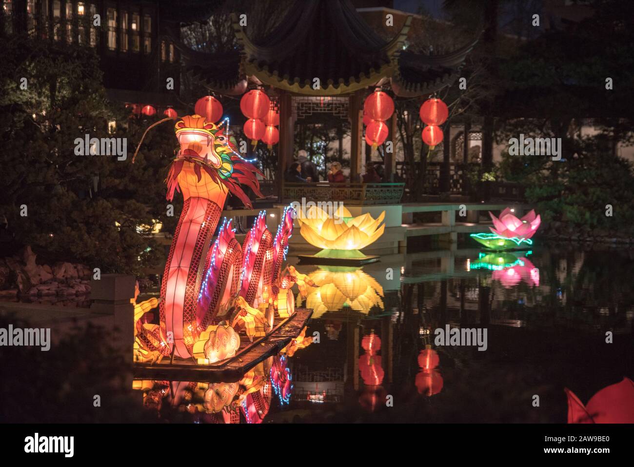 La célébration du nouvel an lunaire chinois aux jardins Lan su de Portland, Oregon, est pleine de lumière et de drame. Banque D'Images