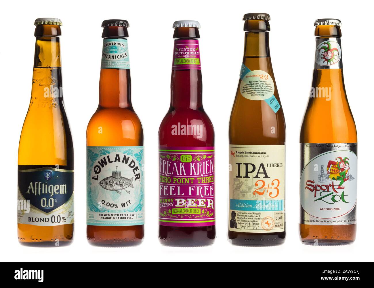 Collection de bières artisanales sans alcool isolées sur fond blanc Banque D'Images