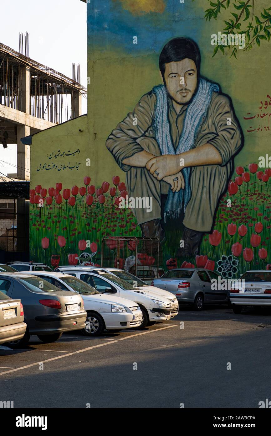 Les municipalités des villes d'Iran peignent d'énormes peintures murales urbaines dans des souvenirs de jeunes soldats de la guerre Iran-Irak. La plupart d'entre eux étaient trop jeunes pour mourir. Banque D'Images