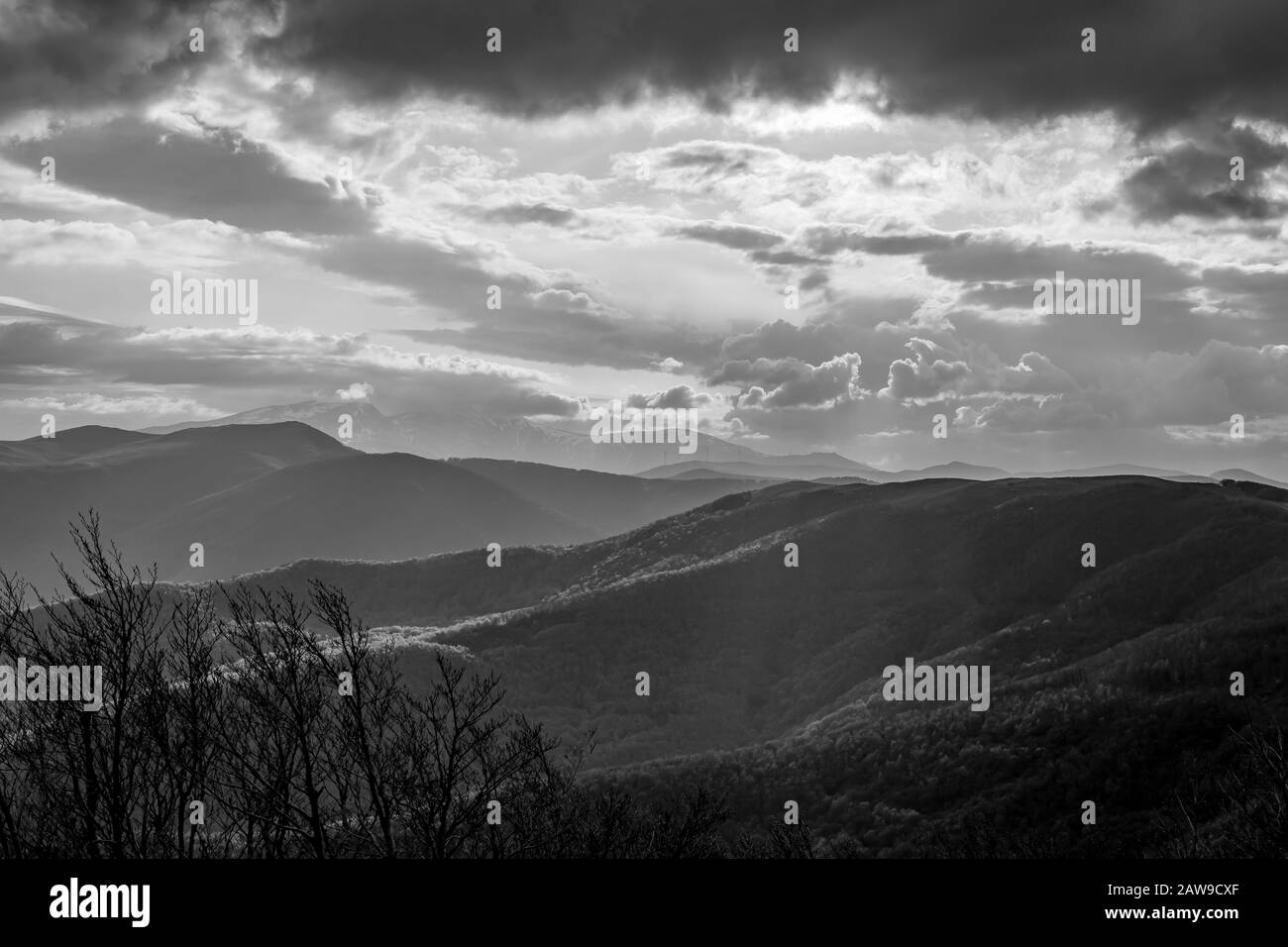 Vue spectaculaire en noir et blanc d'automne sur la chaîne de montagnes depuis le sommet de Shipka, la montagne Stara Planina dans le centre de la Bulgarie, vue depuis le mémorial de Shipka. Sensation d'humeur Banque D'Images