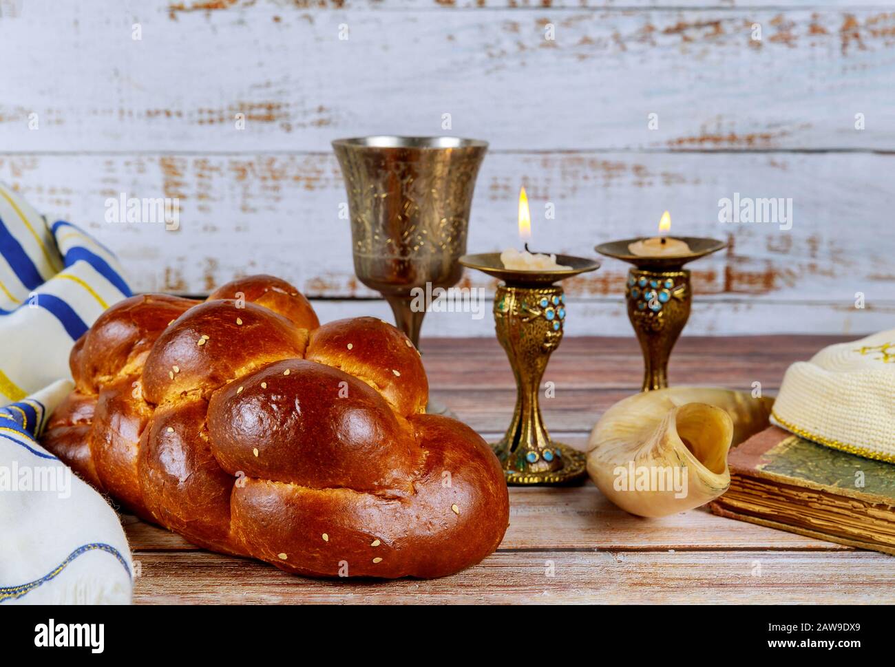 Shabbat shalom traditionnel rituel juif challah pain, vin et bougies Banque D'Images