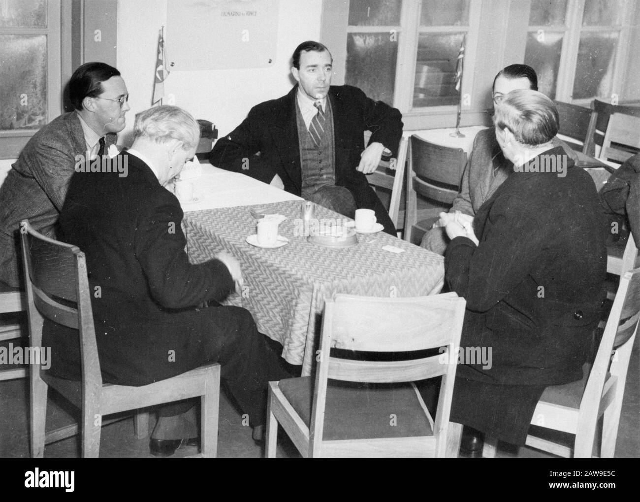 Prince Bernhard et d'autres personnes en conversation avec le prince héritier Gustav Adolf de Suède, probablement à l'aéroport juste avant le vol fatal du prince suédois Date : 26 janvier 1947 lieu : Noord-Holland, Schiphol mots clés : redevance, princes Nom De La Personne : Bernhard (prince Pays-Bas), Gustav Adolf, prince héritier de Suède Banque D'Images