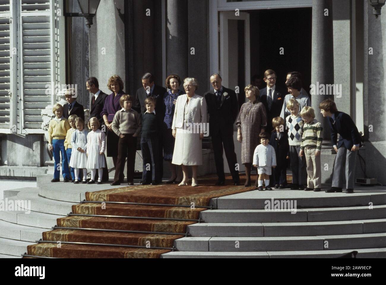 QueeN'S En 1979, Soestdijk Defile; Famille Royale À Bordes Prince Carlos, Prince Willem-Alexander, Prince Jaime, Princesse Margarita, Prince Carel Hugo, Princesse Maria Carolina, Princesse Irene, Prince Johan Friso, Prince Claus, Prince Constantijn, Princess Beatrix, Reine Juliana, Prince Bernhard, Princesse Christina Bernardo, Pieter Van Vollenhoven, Prince Guillermo Floristenis, Princesse Margrii, Jorge Margriermo, Jorge Margriermo Et Prince Bernhard jr., prince Pieter-Christiaan, prince Maurits. Date : 30 avril 1978 mots clés : défilés de mode, REINE, famille royale, plateformes Banque D'Images