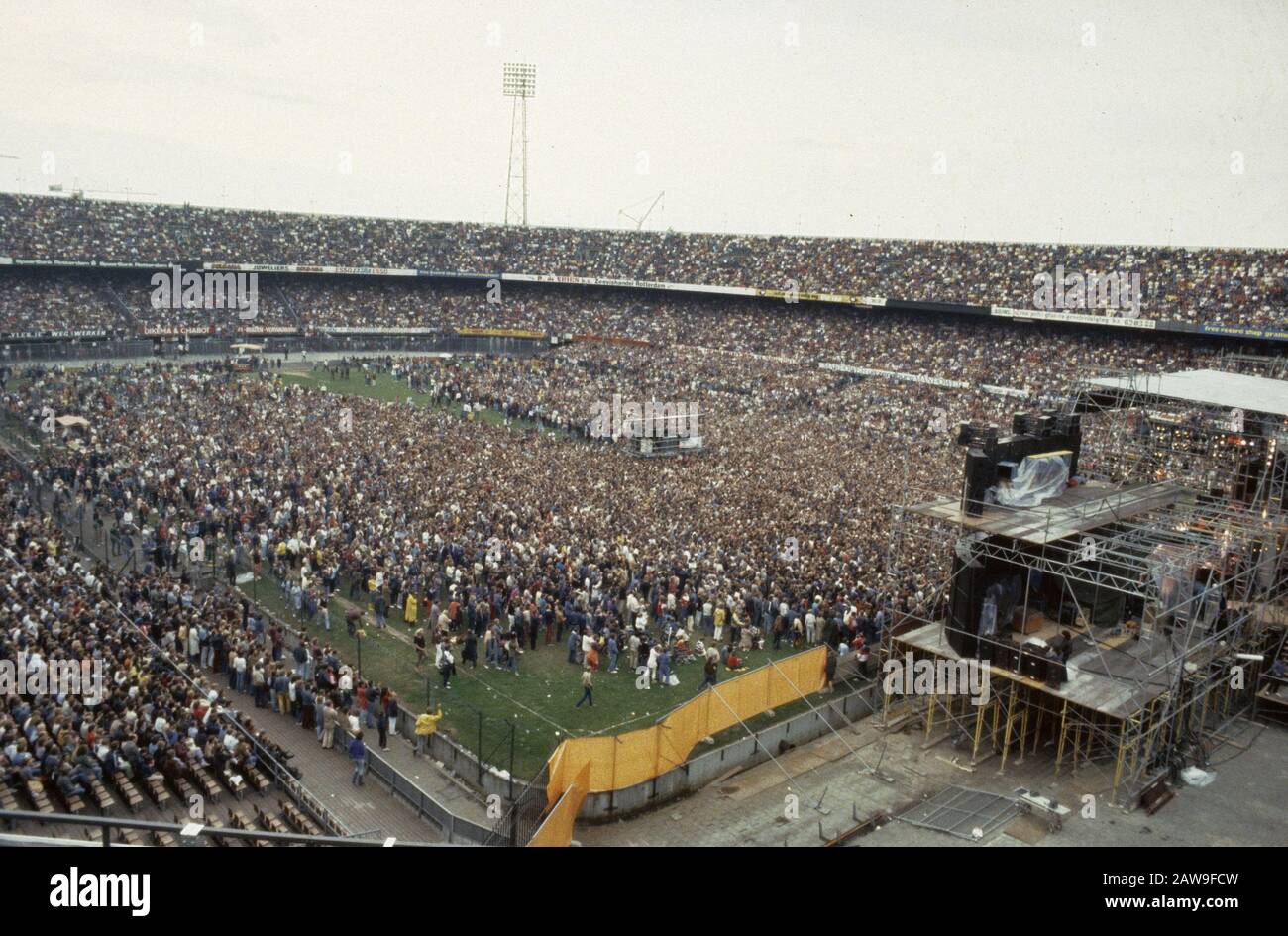 Aperçu Stade Feyenoord pendant le concert de rock Simon & Garfunkel Date : 12 juin 1982 mots clés : concerts, stades Nom de l'établissement : Feyenoord Banque D'Images