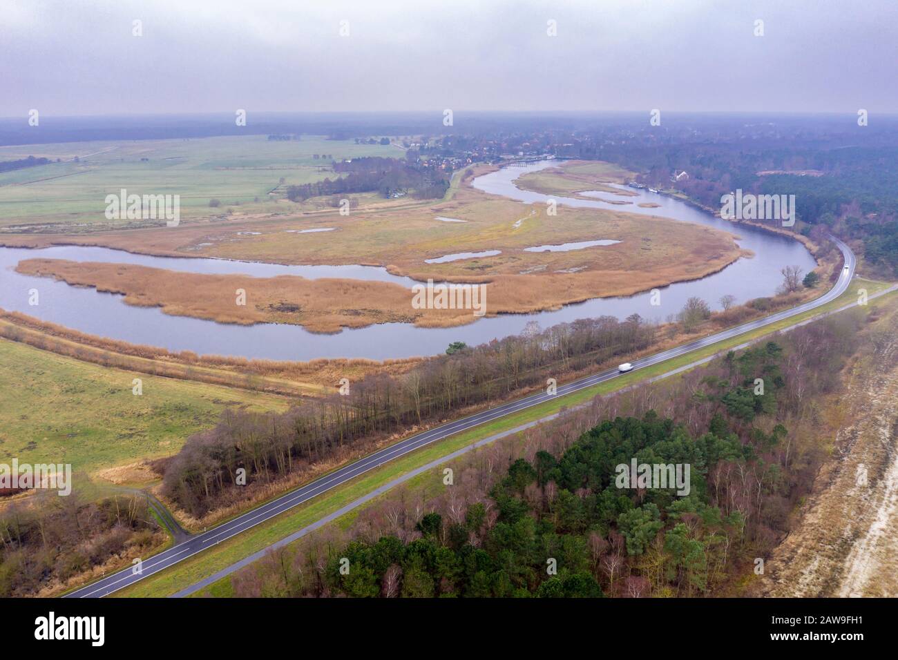 Vue sur le Prerow Strom, Prerow, drone shot, Mecklembourg-Poméranie occidentale, Allemagne Banque D'Images