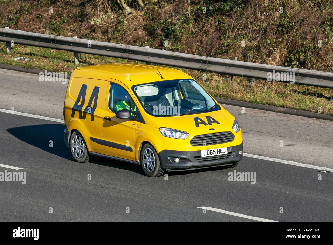 2015 Ford Transit Courier Trend PMH ; camion de récupération AA Van. Vue latérale de la panne de secours camion de récupération camion de transport conduite le long de l'autoroute M 6, Lancaster, Royaume-Uni; circulation automobile, transport, moderne, direction nord sur l'autoroute à 3 voies. Banque D'Images