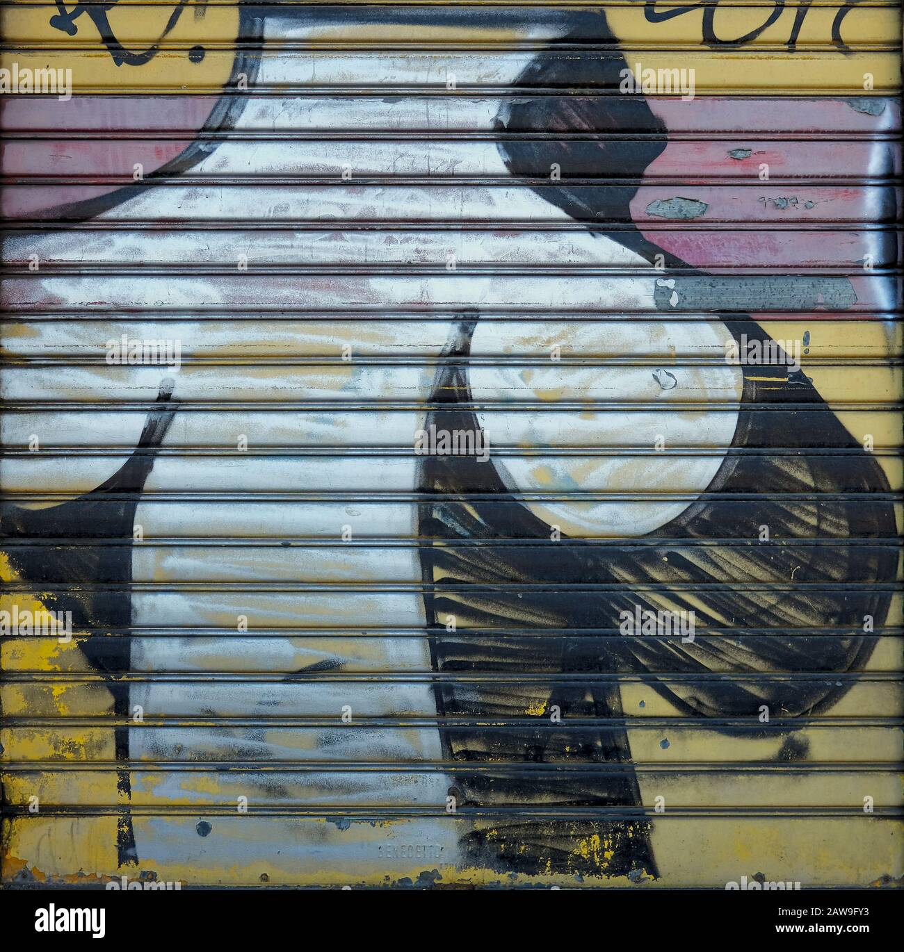 Graffitis à la main sur le déclencheur d'une entreprise dans la banlieue sud de Milan, en Italie, représentant une caricature d'une femme Banque D'Images
