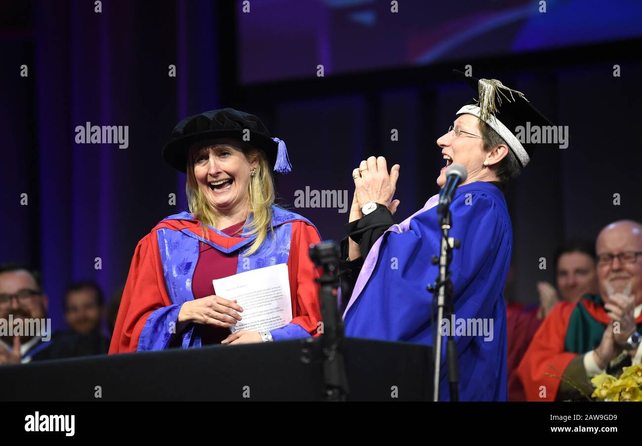 Brighton Royaume-Uni 7 février 2020 - Cressida Cowell, auteur pour enfants (à gauche) connue pour sa série de livres « Comment former Votre Dragon reçoit un doctorat honorifique en arts à la cérémonie de remise des diplômes de l'Université de Brighton de la vice-chancelière Prof Debra Humphris cet après-midi: Crédit Simon Dack / Alay Live News Banque D'Images