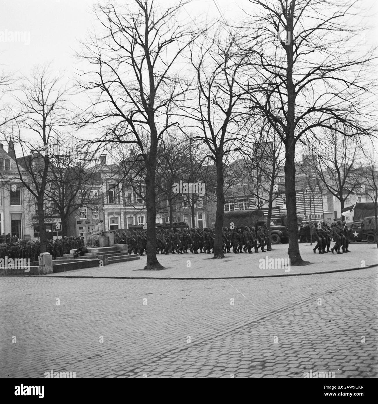 Régiment de parade Stoottroepen à Middelburg (1945) régiment de parade Stoottroepen Middelburg Date : mars 1945 lieu : Middelburg, Zélande mots clés : armée, parades, troupes de choc Banque D'Images