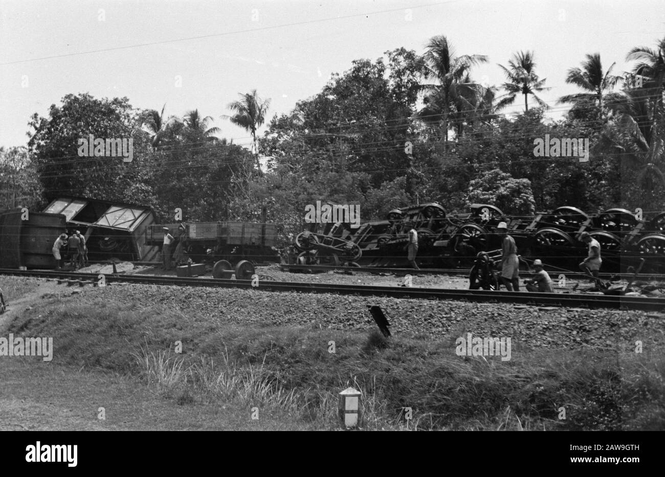 Krawang Krawang: Les ravages ont eu lieu lorsqu'un moteur léger régulier TNI à vapeur dans le train des troupes stationnaires a conduit dans celui de la nuit du D-day au-delà du système de pont principal Krawang dans le champ républicain a marqué Date: Juillet 1947 lieu: Indonésie, Java, Krawang, Hollandais East Indies Banque D'Images