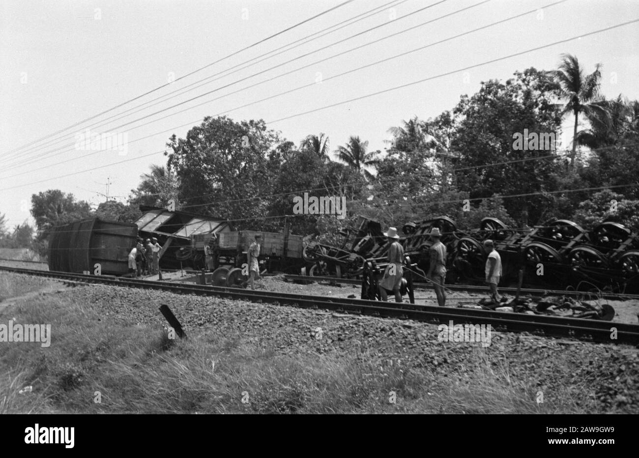 Krawang Krawang: Les ravages ont eu lieu lorsqu'un moteur léger régulier TNI à vapeur dans le train des troupes stationnaires a conduit dans celui de la nuit du D-day au-delà du système de pont principal Krawang dans le champ républicain a marqué Date: Juillet 1947 lieu: Indonésie, Java, Krawang, Hollandais East Indies Banque D'Images