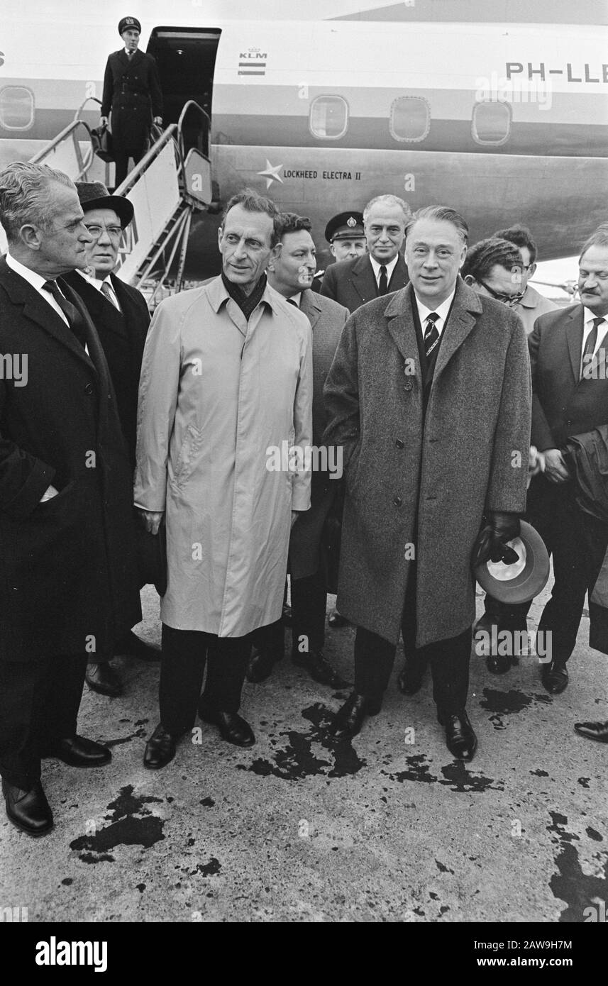 Arrivée du ministre russe de l'aviation civile Loginov Schiphol Liens avec le ministre des Transports, M. J.G. (Ko) Suurhoff (PvdA) Date : 25 octobre 1966 lieu : Hollande-Nord, Schiphol mots clés : arrivée et départ, ministres, aéroports Nom De La Personne : Suufhoff, Ko Banque D'Images