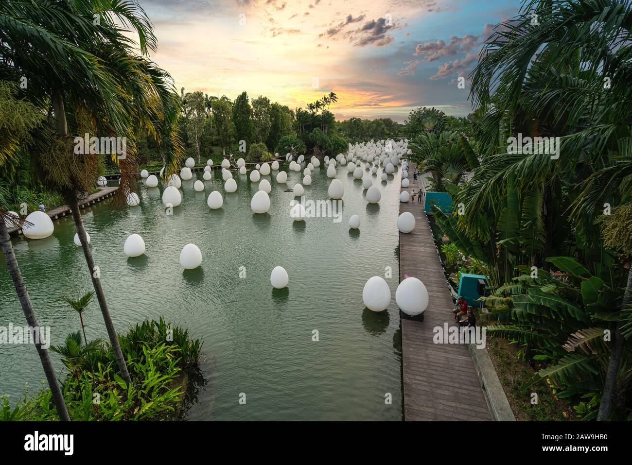 Singapour. Janvier 2020. La Fonctionnalité ensemble de l'installation numérique sur le lac Dragonfly au coucher du soleil Banque D'Images