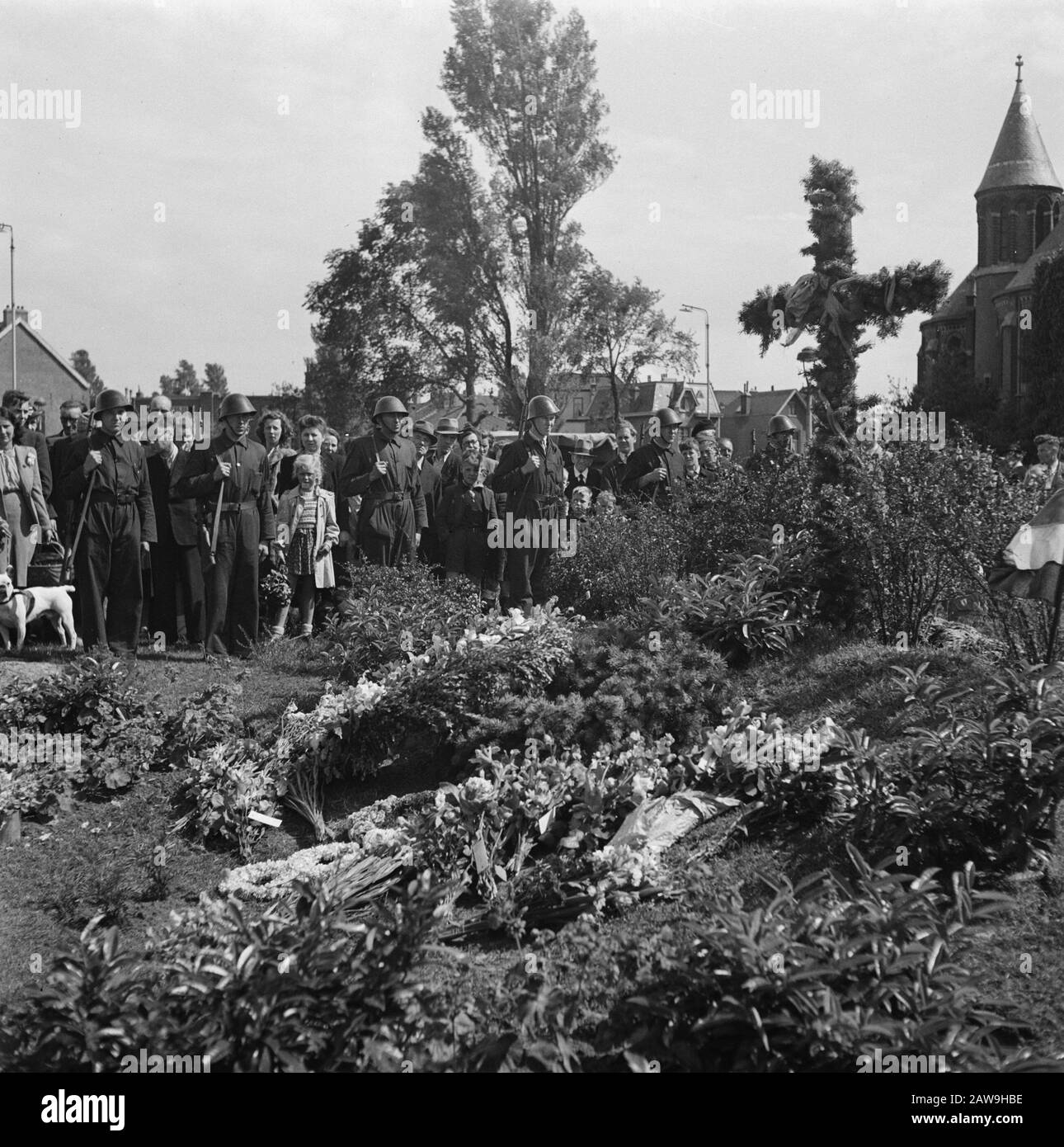 Célébrations de libération: Zijpe, St Pancras, Haarlem cérémonie aux tombes ont été tournées à Zijpe et St Pancras Date: 1945 lieu: Nord-Holland, Sint Pancras, Zijpe mots clés: Tombes, monuments commémoratifs, croix Banque D'Images