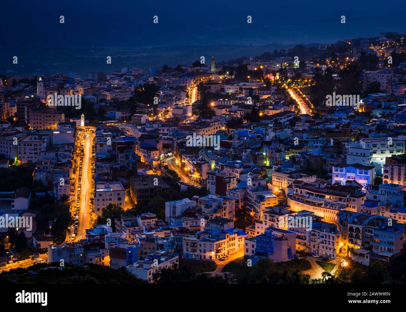 Chefchaouen, MAROC - VERS MAI 2018 : vue panoramique sur Chefchaouen et les montagnes du Rif la nuit. Banque D'Images
