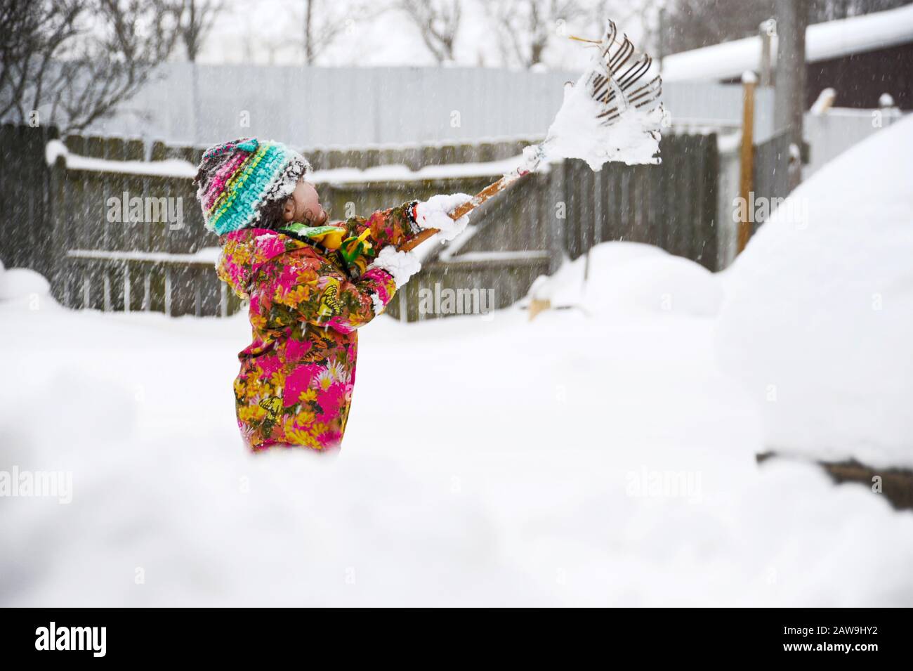 Enfant jouant dans la neige après une tempête hivernale à Ludington, Michigan, États-Unis. Banque D'Images