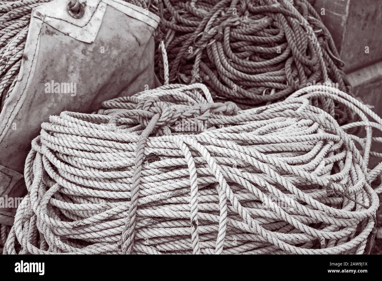 Corde spoulée et labouée et ligne en nylon torsadé, utilisée pour la pêche commerciale à la palangre, sur la rue Katlian à Sitka, Alaska, États-Unis. Pêche à la palangre, o Banque D'Images