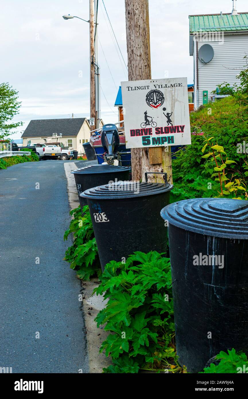 Rue scène et Drive lentement signer sur Kaagwaantaan rue à Sitka, Alaska, États-Unis Banque D'Images