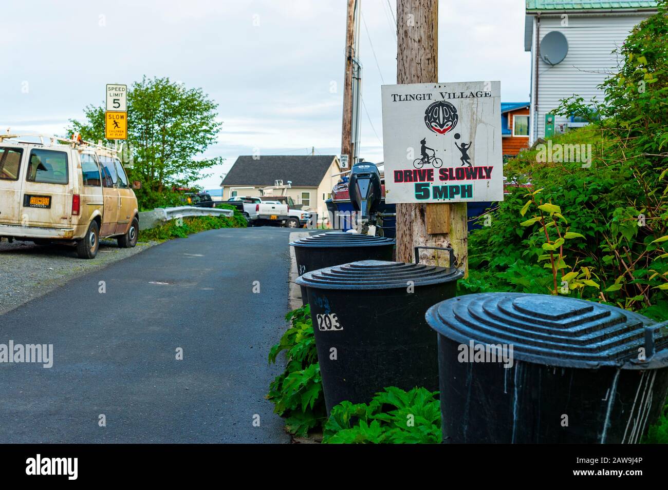 Rue scène et Drive lentement signer sur Kaagwaantaan rue à Sitka, Alaska, États-Unis Banque D'Images