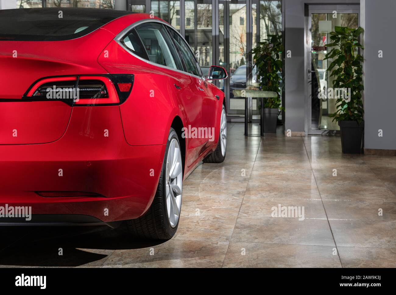 Kiev, Ukraine - 26 Janvier 2020: Red Tesla Modèle 3 Dans Le Hall D'Exposition Banque D'Images