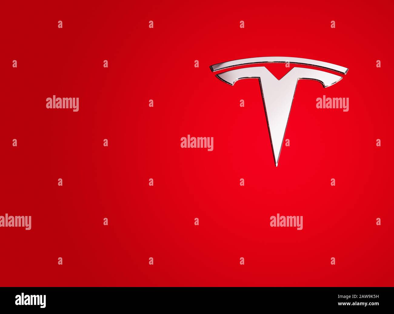 Kiev, Ukraine - Janvier 2020, le logo Tesla sur la voiture rouge Banque D'Images